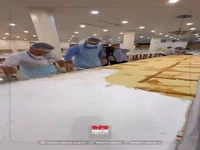 آماده سازی کیک ۶۰۰ متری به مناسبت ولادت حضرت زینب کبری