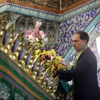 گل آرایی ضریح مطهر بانوی کرامت در روز میلاد حضرت زینب (س)