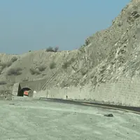 خطر ریزش سنگ از کوه و تونل رودان به روی خودروها
