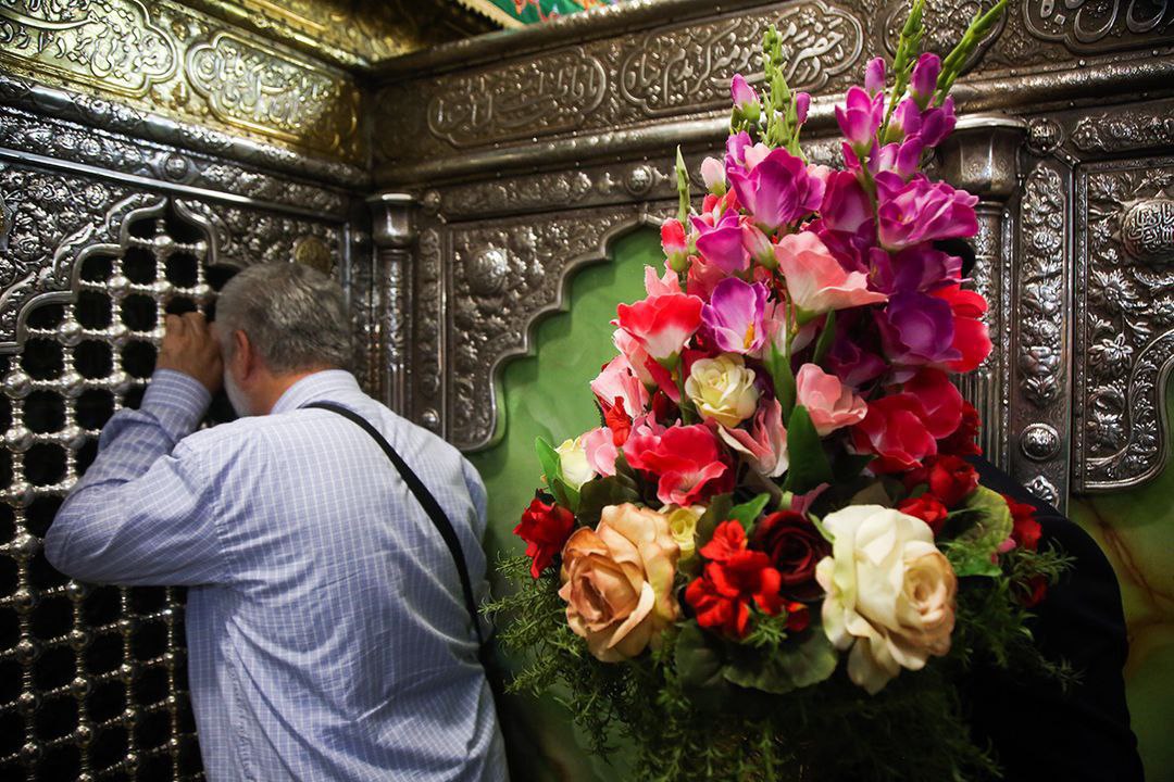 گل آرایی ضریح مطهر بانوی کرامت در روز میلاد حضرت زینب (س)