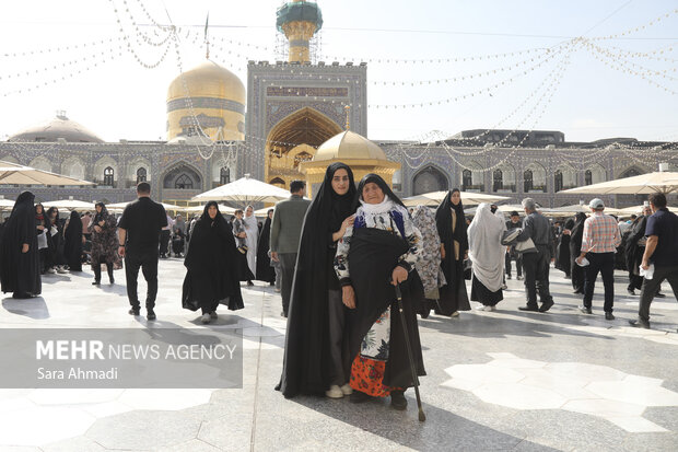 حرم مطهر رضوی در روز ولادت حضرت زینب (س)
