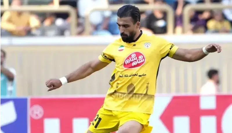 مدافع متفاوت فجر جلوی استقلالیها