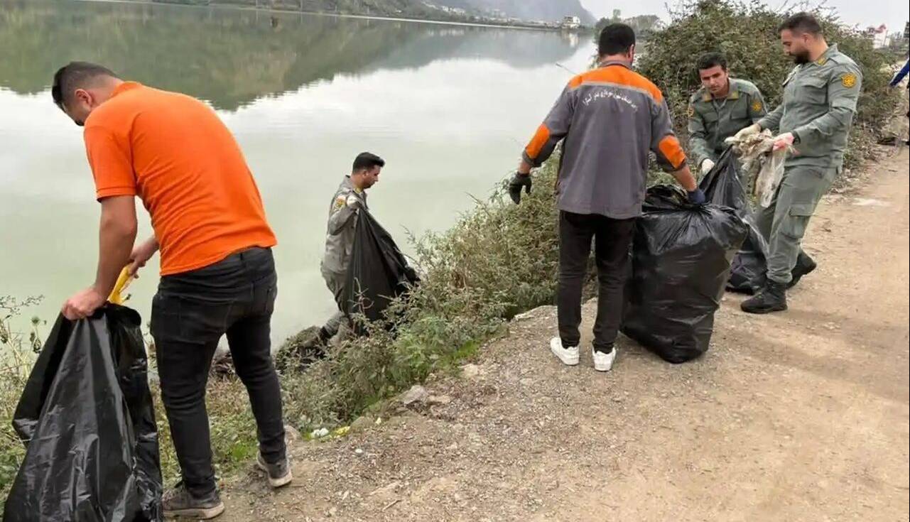 حاشیه تالاب استیل آستارا از زباله پاکسازی شد