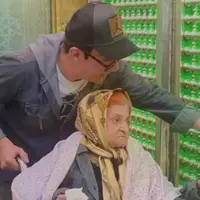 تصویری از عموپورنگ و مادرش در یک مکان مذهبی