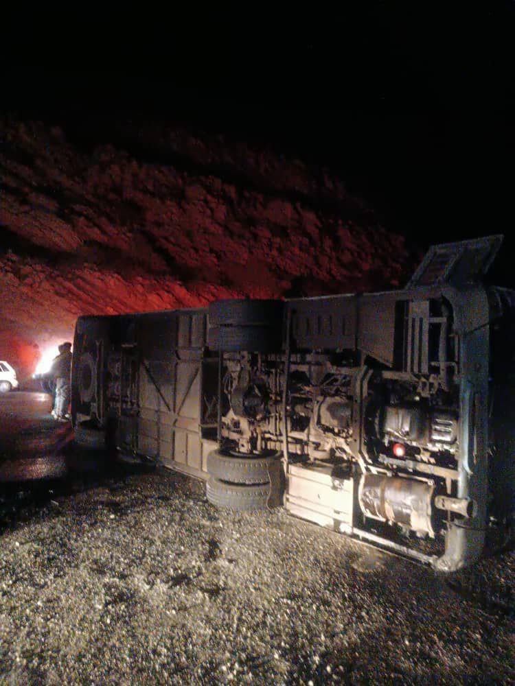 عکس/ یک کشته و ۱۷ مصدوم در واژگونی اتوبوس در ایلام