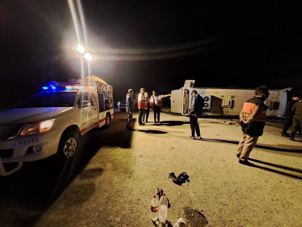 عکس/ یک کشته و ۱۷ مصدوم در واژگونی اتوبوس در ایلام