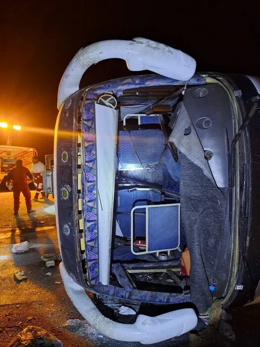 عکس/ یک کشته و ۱۷ مصدوم در واژگونی اتوبوس در ایلام