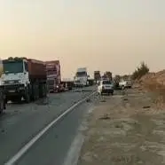 تصادف شاخ به شاخ تانکر سوخت با سمند