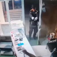 توضیح یک مقام قضایی درباره فیلم سرقت از طلافروشی با لباس پلیس/ سارق دستگیر شده است