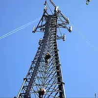 سقوط دکل مخابراتی بر روی سقف یک منزل!