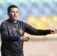 حضور دو دستیار اوسمار در کنارش هنگام ورود به ایران