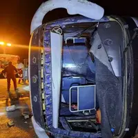 عکس/ یک کشته و ۱۷ مصدوم در واژگونی اتوبوس در ایلام