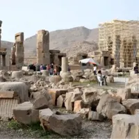 تخت جمشید سالانه ۳۰ سانتیمتر فرو میرود!