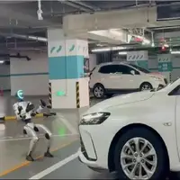 ربات انساننمای چینی یک خودروی ۱.۵ تنی را کشید