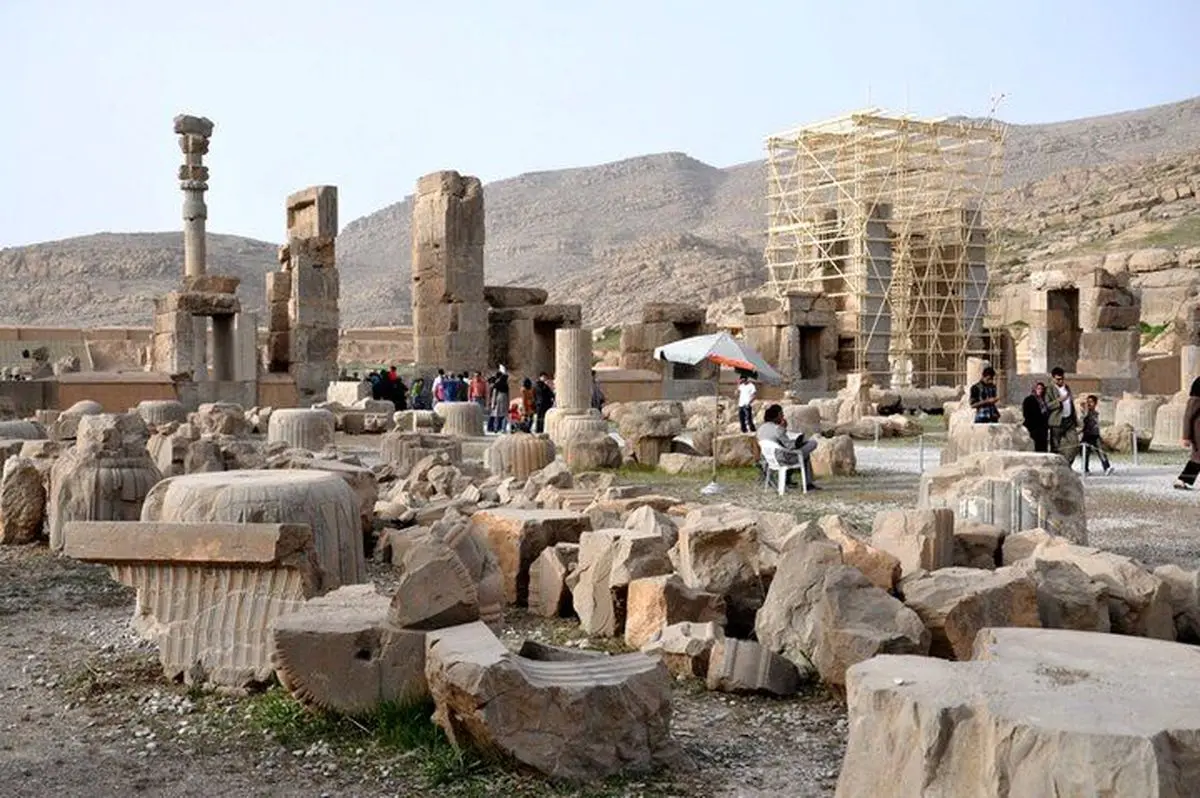 تخت جمشید سالانه ۳۰ سانتیمتر فرو میرود!