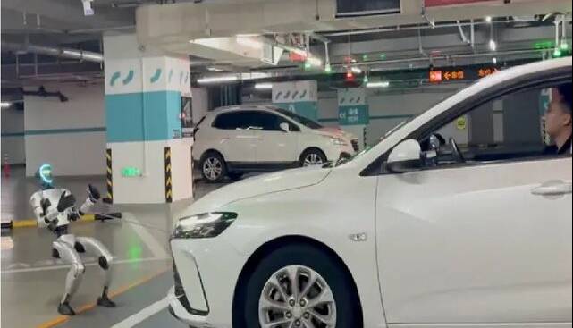 ربات انساننمای چینی یک خودروی ۱.۵ تنی را کشید