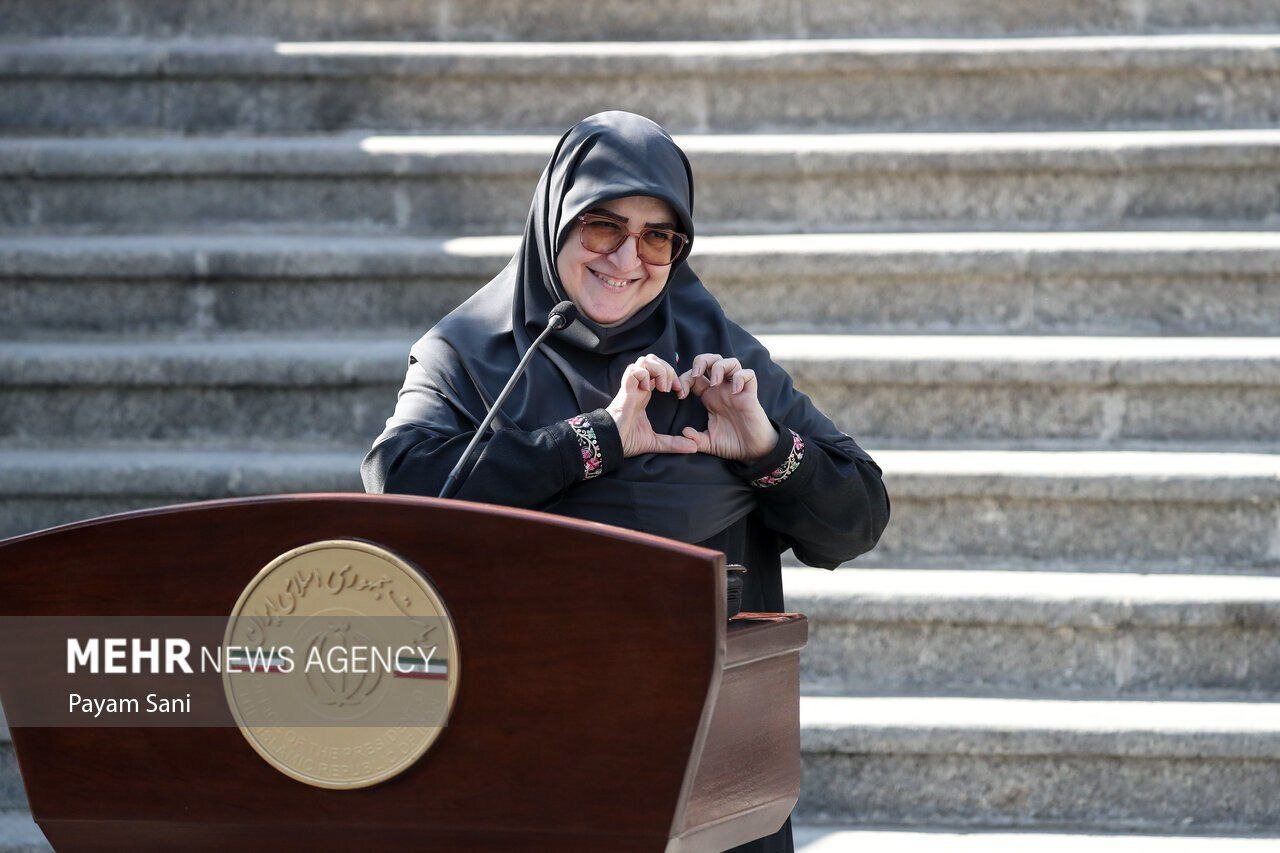 عکس/ ژست عجیب سخنگوی دولت برای خبرنگاران