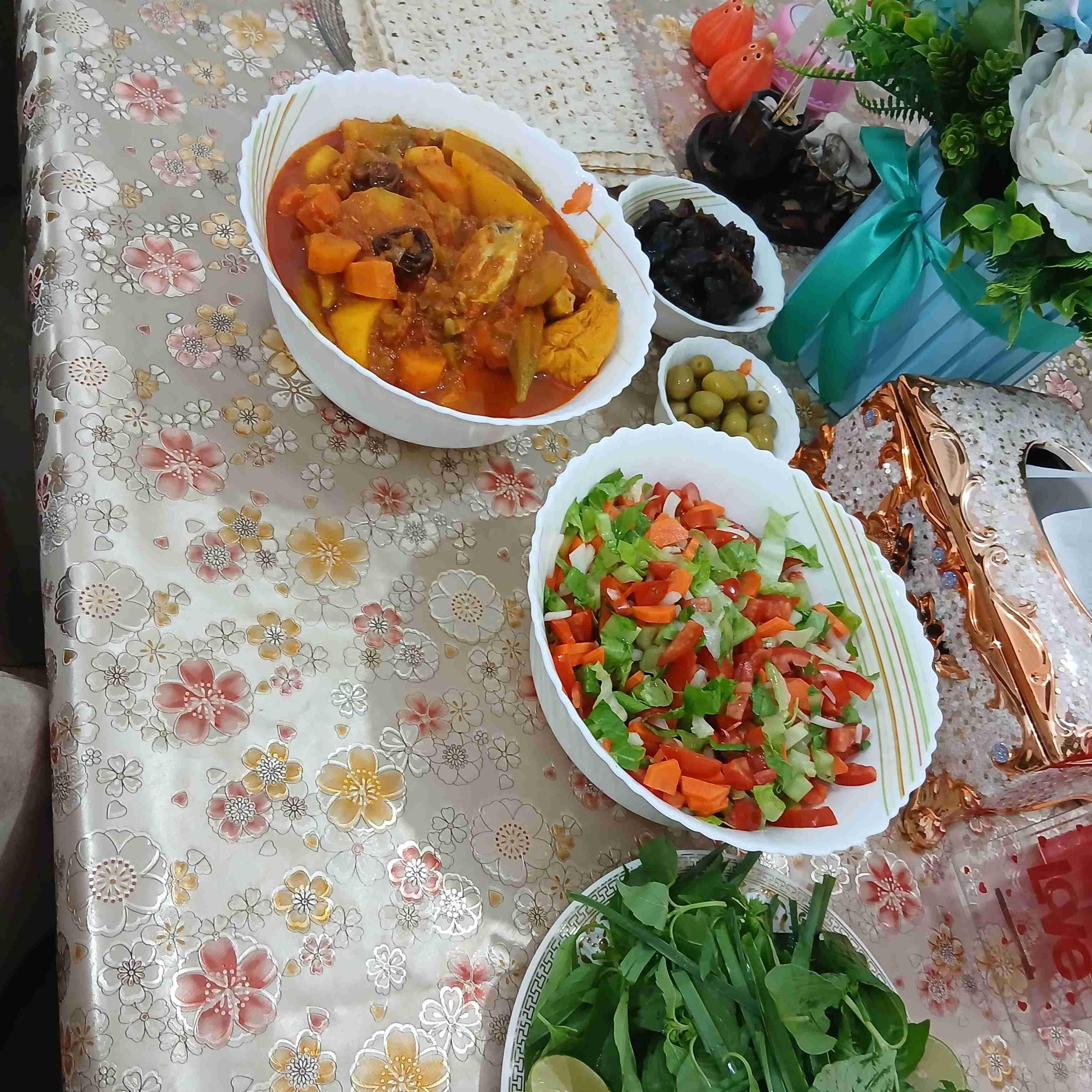 شام خوشمزه امشبمون خورشت بامیه وهویج بامرغ  تقدیم نگاه گرمتان 😋😋🍁🍀🌹سلام شب پنجشنبه اتون بخیر الهی حال دلتون قشنگ ،،روزهای عمرتون شادوخوشرنگ،ساعت‌های شادیتون طولانی وزندگیتون پرازعطرخداوندی باشه🤲🤲🤲🙏🙏💜💜🌺🌹دست‌پخت نازبانوی عزیزوبامحبت خونم😘🥰💞💕🤍💚🫶😘🤍🫶
