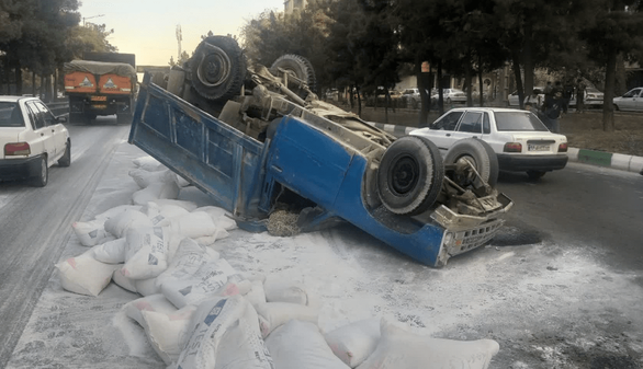 واژگونی نیسان حامل مصالح در بزرگراه شهید کلانتری