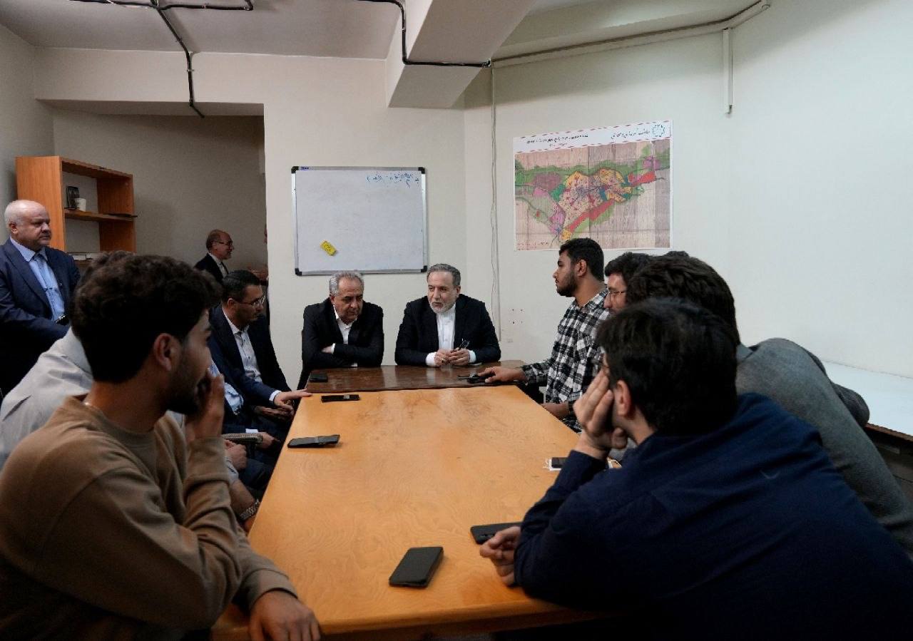 عکس/ نشست صمیمی اعضای انجمن اسلامی و بسیج دانشجویی دانشگاه تبریز با عراقچی