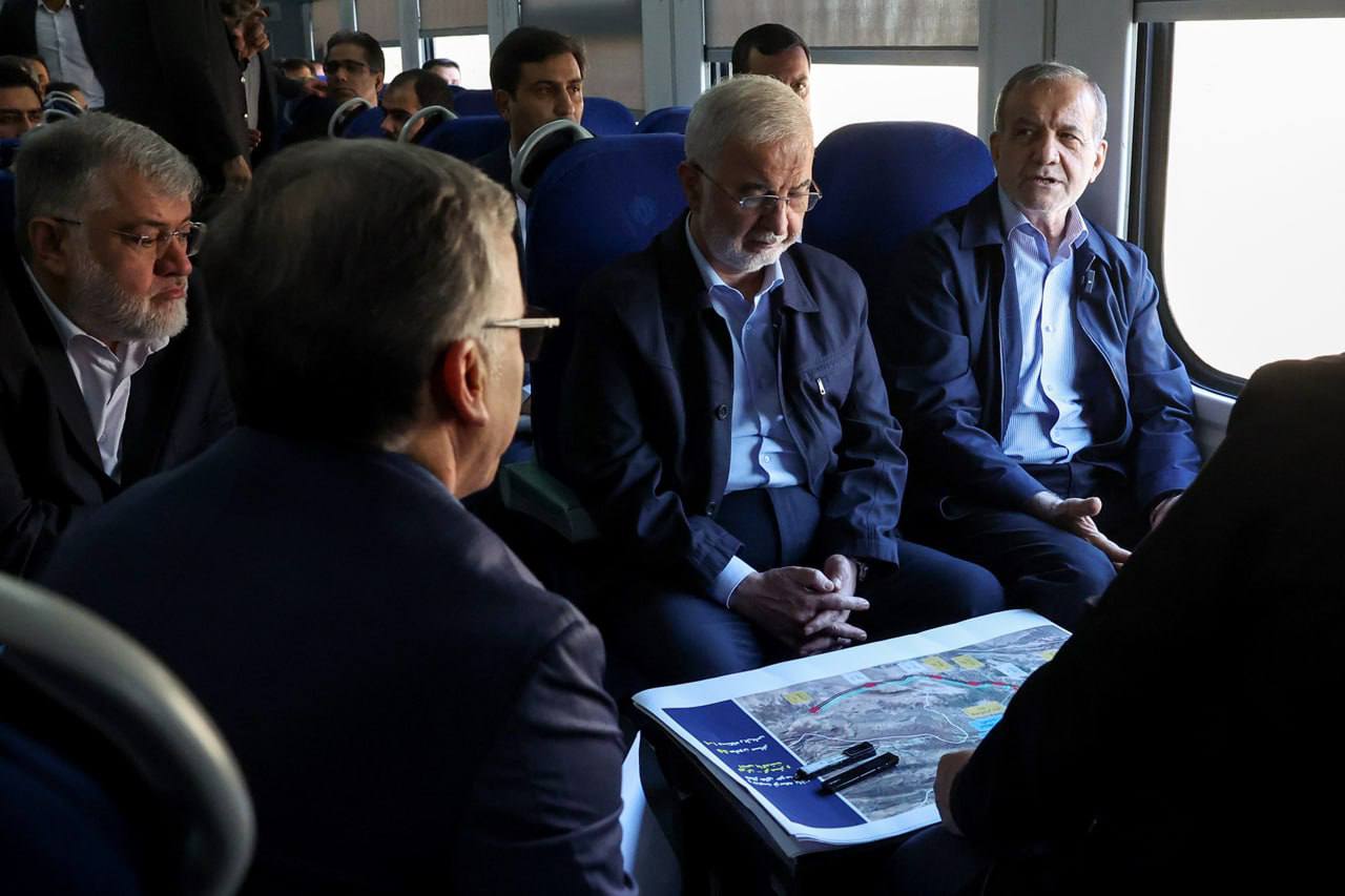 عکس/ بازدید رئیس‌جمهور از خطوط راه آهن حومه‌ای استان تهران