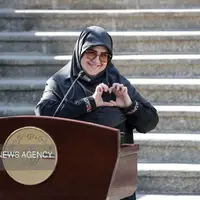 عکس/ ژست عجیب سخنگوی دولت برای خبرنگاران