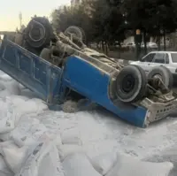 واژگونی نیسان حامل مصالح در بزرگراه شهید کلانتری