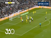 با ضربه سر دقیق؛ گل اول نیوکاسل به تاتنهام توسط شار در دقیقه 24