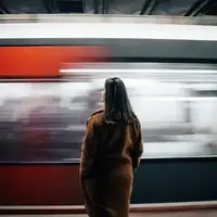 لحظه نجات معجزهآسای زن میان قطار و سکو