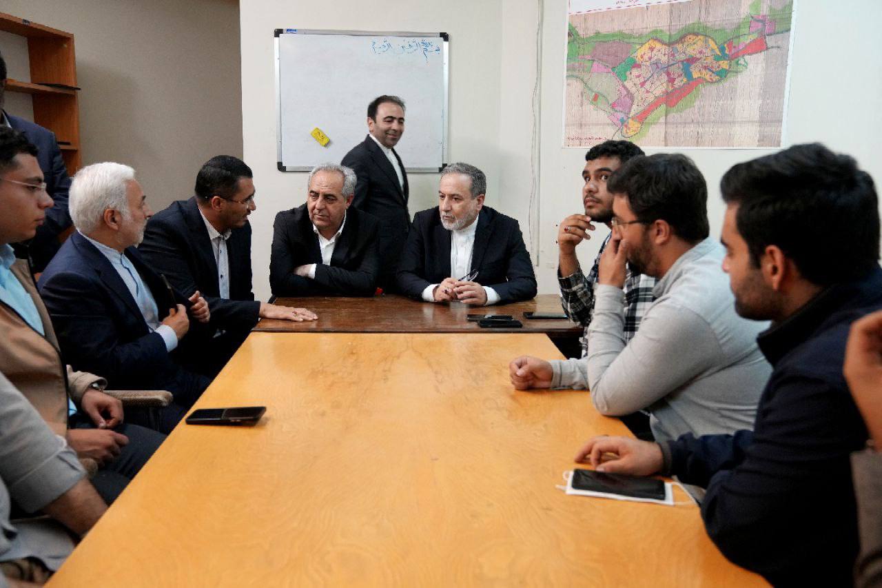 عکس/ نشست صمیمی اعضای انجمن اسلامی و بسیج دانشجویی دانشگاه تبریز با عراقچی