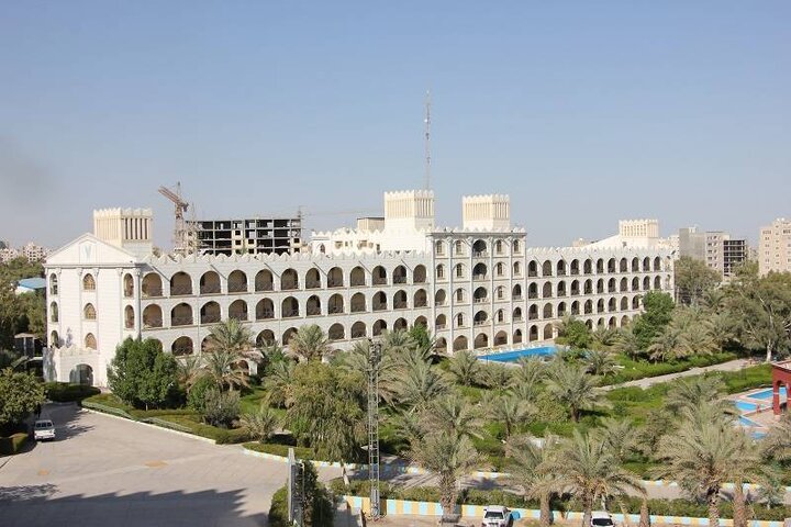 قطع و هرس غیرمجاز درختان بلند دانشگاه آزاد بندرعباس