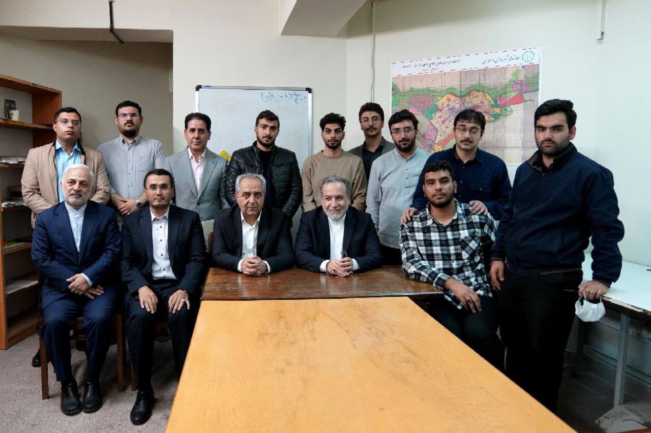 عکس/ نشست صمیمی اعضای انجمن اسلامی و بسیج دانشجویی دانشگاه تبریز با عراقچی