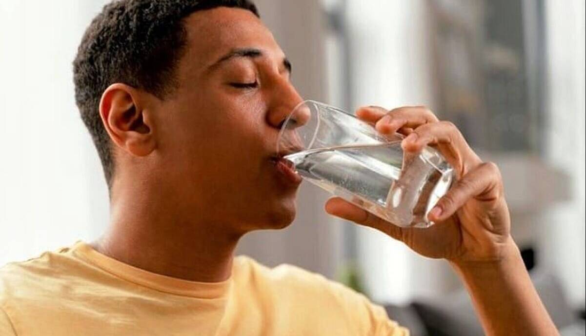 چرا متخصصان نوشیدن آب گرم با معده خالی را توصیه میکنند؟