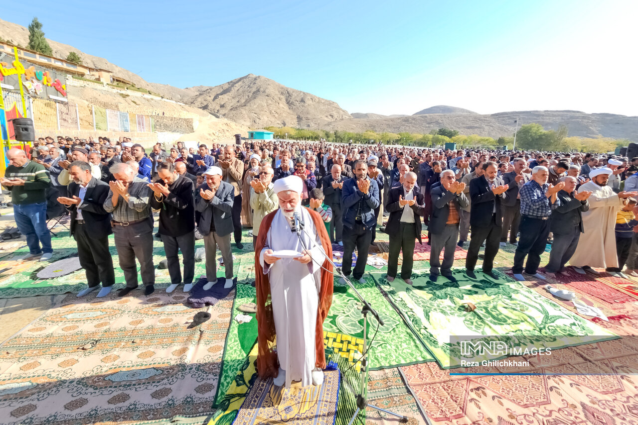 عکس/اقامه نماز باران در نجف‌آباد اصفهان