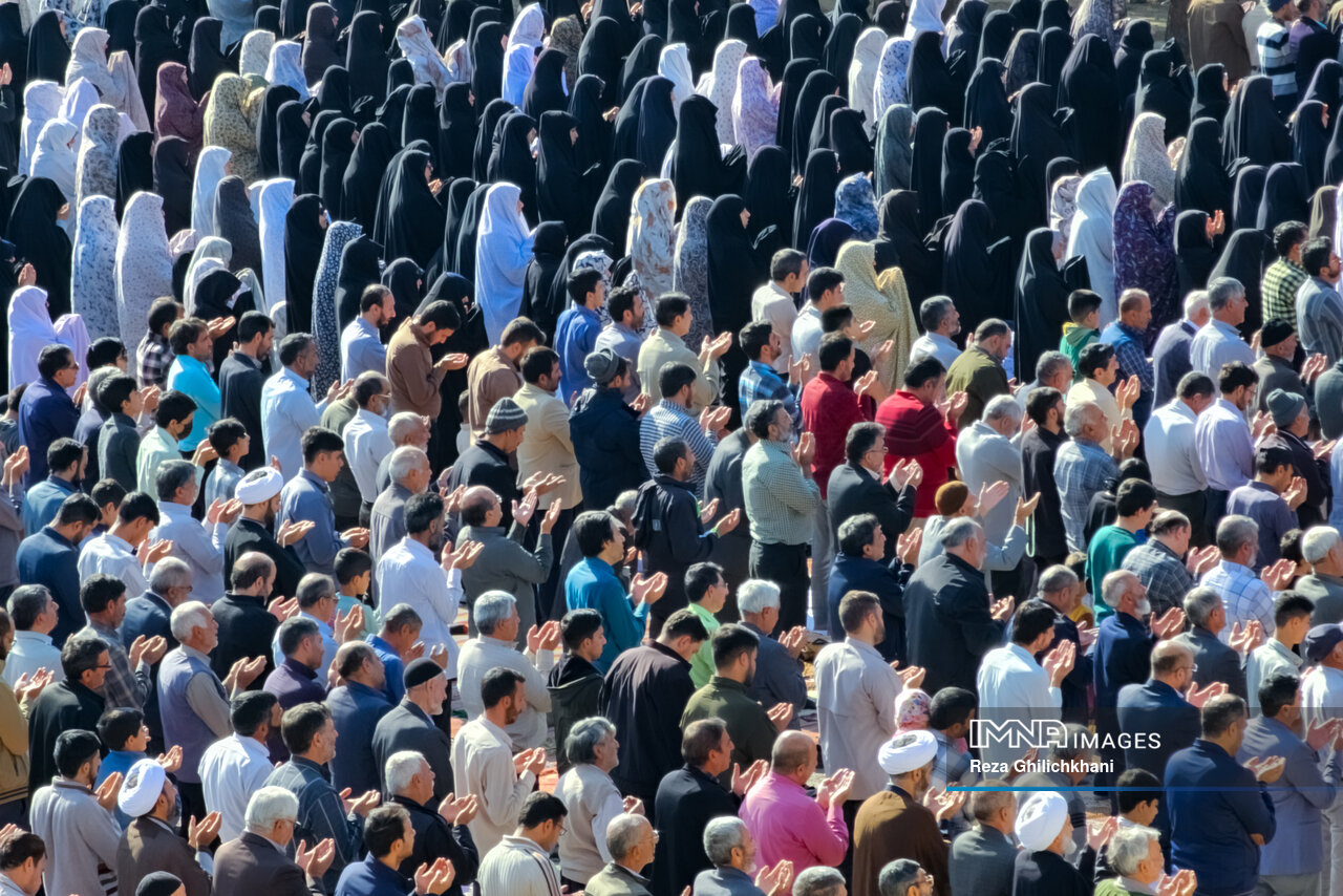 عکس/اقامه نماز باران در نجف‌آباد اصفهان