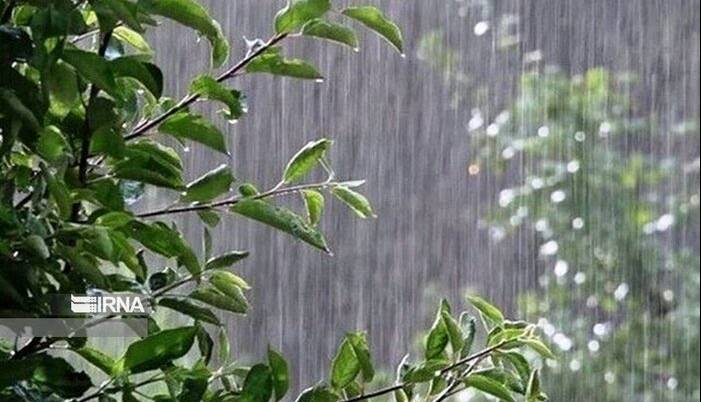 رگبار باران در نوار شمالی/ دریای خزر مواج میشود