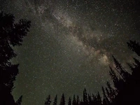 حرکت زیبای ستارگان در آسمان؛ رقص نورهای شبانه در دل کهکشان