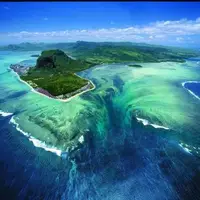 آبشار عجیب زیر آب !