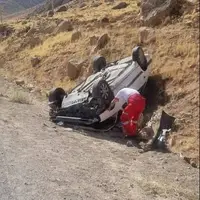 امدادرسانی به ۳مصدوم انحراف و واژگونی خودروی پژو