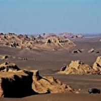 بیابان جهانی لوت میزبان لهستانیها برای کشف جاذبههای تاریخی و زمینشناسی ایران