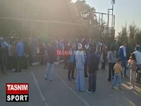 شعار حمایتی بانوان هوادار استقلال از آبیپوشان پیش از شروع دیدار با آلومینیوم اراک