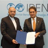 سفیر ایران در امارات استوارنامه خود را به مدیرکل «آیرنا» تسلیم کرد