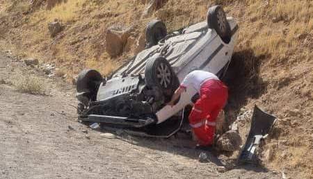امدادرسانی به ۳مصدوم انحراف و واژگونی خودروی پژو