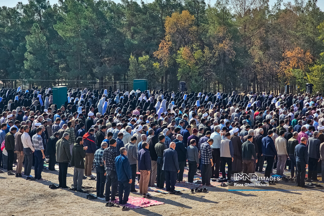 عکس/اقامه نماز باران در نجف‌آباد اصفهان