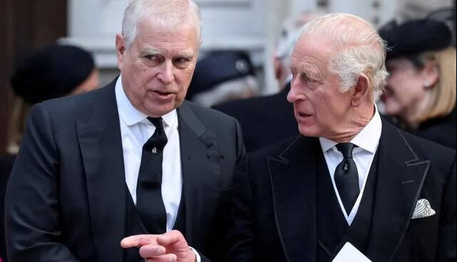 پادشاه انگلیس برادرش را از عناوین درباری خلع و از اقامتگاه سلطنتی اخراج کرد