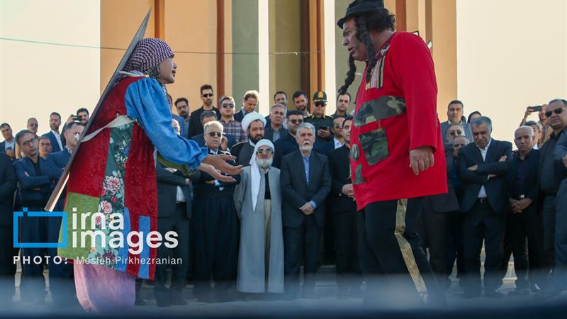 تئاتر خیابانی مریوان/ از استقبال پرشور مردم تا حضور وزیر ارشاد