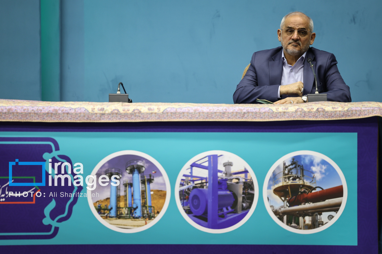 عکس/ امضای قرارداد جمع‌آوری گازهای مشعل میدان‌های نفتی با حضور رئیس‌جمهور