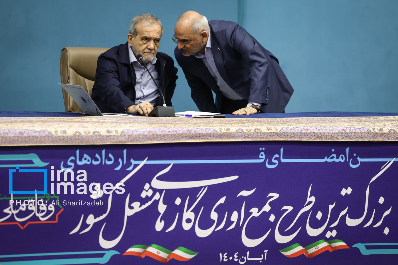 عکس/ امضای قرارداد جمع‌آوری گازهای مشعل میدان‌های نفتی با حضور رئیس‌جمهور