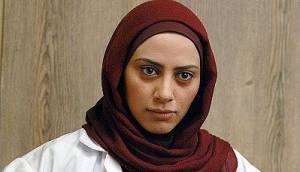 چهره ها/ کتی ساختمان پزشکان با یک تیپ پاییزی خودنمایی کرد