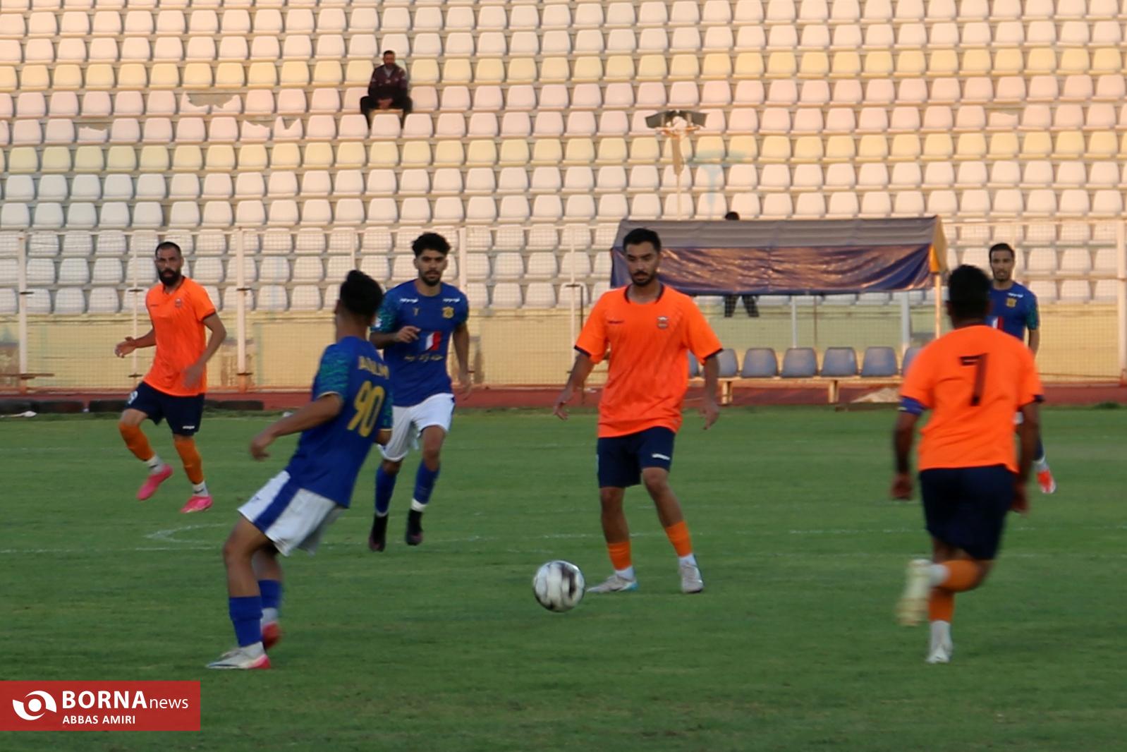 دیدار تیم های فوتبال برق شیراز - صنعت نفت آبادان